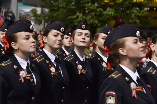 Các nữ học viên trong cuộc duyệt binh tại Simferopol kỷ niệm 72 năm Chiến thắng trong Chiến tranh Vệ quốc vĩ đại 1941-1945 - Sputnik Việt Nam