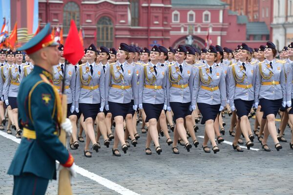 Nữ học viên của Học viện Nội vụ Moskva mang tên V. Ya. Kikot tại cuộc duyệt binh trên Quảng trường Đỏ - Sputnik Việt Nam