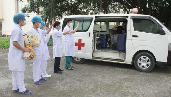 Bệnh nhân lên xe trở về nhà tại tỉnh Bắc Giang. - Sputnik Việt Nam