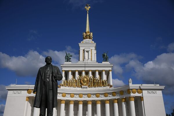 Tượng đài V.I. Lenin trong Trung tâm Triển lãm Kinh tế Quốc gia Nga VDNKh ở Matxcơva  - Sputnik Việt Nam