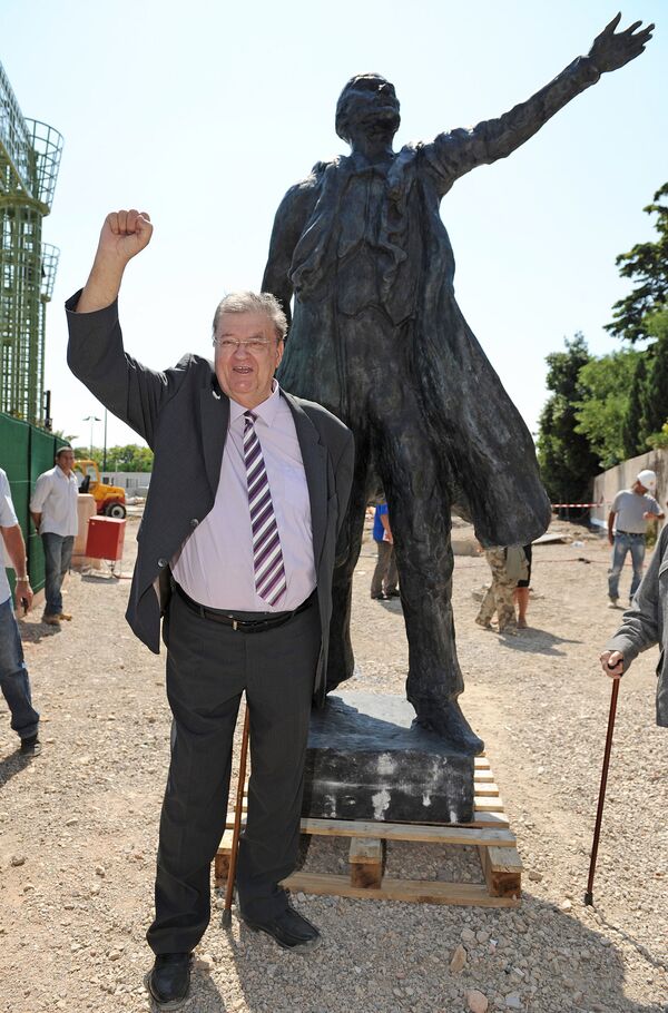 Ông Georges Freche đứng đầu vùng  Languedoc-Roussillon trên nền pho tượng V.I. Lenin dựng ở thành phố Montpellier của CH Pháp - Sputnik Việt Nam