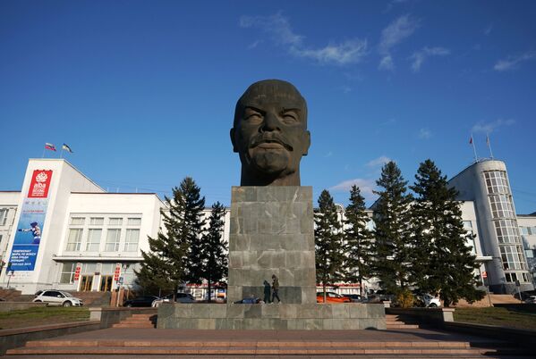 Tượng đài V.I. Lenin trên Quảng trường «Soviet» ở Ulan-Ude, CH Buryatia - Sputnik Việt Nam