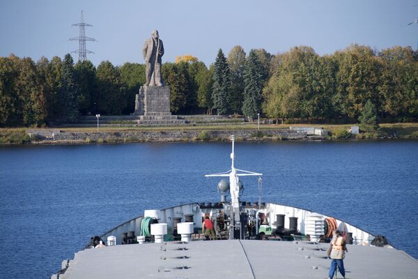 Tượng đài V.I. Lenin dựng giữa đập Nhà máy thủy điện Ivankovskaya và cửa số 1 của Kênh đào mang tên Matxcơva trên sông Volga - Sputnik Việt Nam