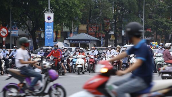 Mật độ người tham gia giao thông đông trở lại trên phố Đại Cồ Việt, trong thời gian giãn cách xã hội (ảnh chụp chiều 21/4/2020). - Sputnik Việt Nam
