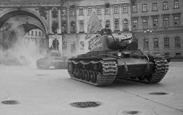 Đoàn xe tăng đi qua cổng vòm của toà nhà Bộ Tổng tham mưu đến Quảng trường Cung điện trên đường ra mặt trận, Leningrad - Sputnik Việt Nam