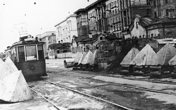 Những chướng ngại vật chống tăng trên đường phố tại thành phố Leningrad bị bao vây, năm 1944 - Sputnik Việt Nam
