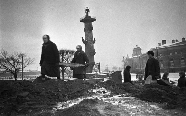 Cư dân thành phố xây dựng các công trình phòng thủ trên đảo Vasilyevsky ở Leningrad, năm 1942 - Sputnik Việt Nam