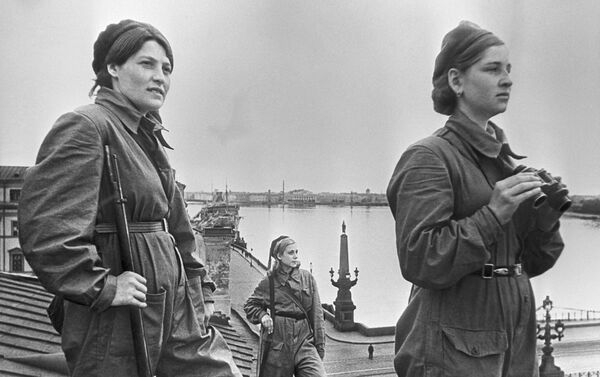 Cuộc phong tỏa Leningrad. Nữ chiến binh phòng không làm nhiệm vụ chiến đấu, năm 1942 - Sputnik Việt Nam
