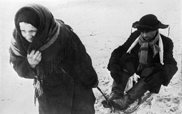 Một người phụ nữ với người chồng bị suy yếu vì đói, trong những ngày Leningrad bị bao vây - Sputnik Việt Nam