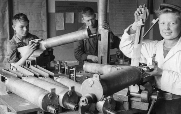 Học sinh lắp ráp súng máy cho mặt trận tại nhà máy “Linotype” - Sputnik Việt Nam