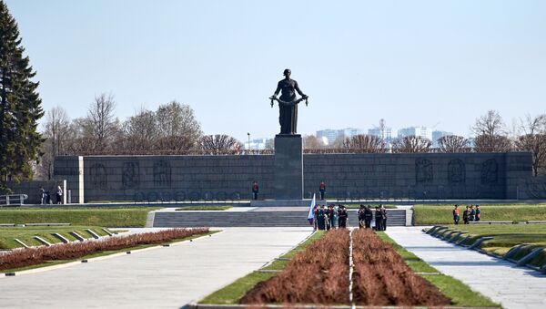 Khu tưởng niệm - Nghĩa trang Piskaryovskoye ở St. Petersburg, nơi của các ngôi mộ tập thể chôn cất nạn nhân của cuộc bao vây Leningrad và lính của mặt trận Leningrad đã hy sinh trong Chiến tranh Vệ quốc vĩ đại - Sputnik Việt Nam