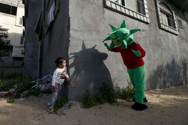 Người Palestine trong trang phục coronavirus chơi với cô bé ở Gaza trong đại dịch COVID-19 - Sputnik Việt Nam