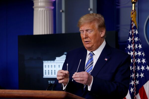 Tổng thống Mỹ Donald Trump cầm tăm bông trong cuộc họp báo hàng ngày của Nhà Trắng - Sputnik Việt Nam
