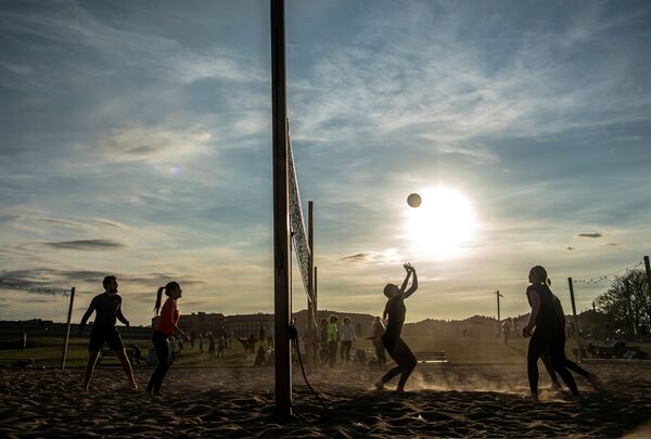 Mọi người đang chơi bóng chuyền bãi biển ở Stockholm, Thụy Điển - Sputnik Việt Nam