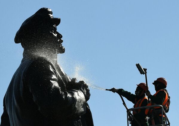 Công nhân đang cọ rửavà khử trùng tượng đài V. Lenin ở Krasnoyarsk - Sputnik Việt Nam