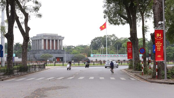 Băng-rôn chào mừng trên đường Điện Biên Phủ, phía trước Lăng Chủ tịch Hồ Chí Minh - Sputnik Việt Nam
