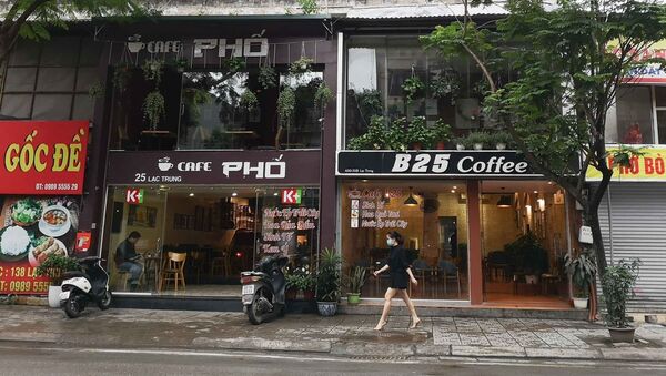 Nhiều cửa hàng cà phê trên phố Lạc Trung mở cửa phục vụ khách từ sáng 23/4 - Sputnik Việt Nam