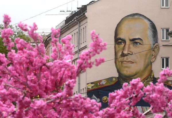 Tranh graffiti chân dung Thống chế Georgy Zhukov trên phố Stary Arbat ở Moskva - Sputnik Việt Nam
