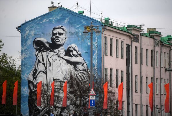 Tranh graffiti Chiến sĩ giải phóng trên tường tòa nhà ở phố Bờ sông cạnh điện Kremlin ở Moskva - Sputnik Việt Nam