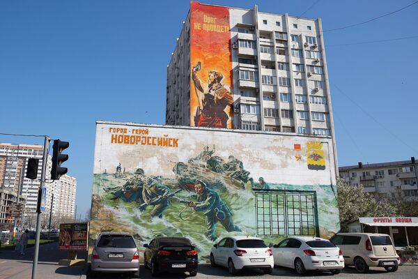 Tranh graffiti nhân Ngày Chiến thắng trên mặt tiền tòa nhà ở Novorossiysk - Sputnik Việt Nam