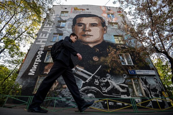 Tranh graffiti Tướng Nedelin kỷ niệm Ngày Chiến thắng của họa sĩ Sergei Ovseykin - Sputnik Việt Nam