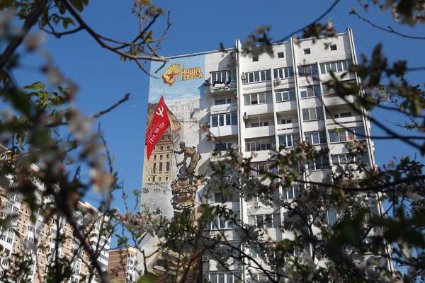 Tranh graffiti kỷ niệm Ngày Chiến thắng trên mặt tiền tòa nhà ở Novorossiysk - Sputnik Việt Nam