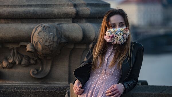 Девушка в защитной маске во время эпидемии коронавируса в Праге - Sputnik Việt Nam