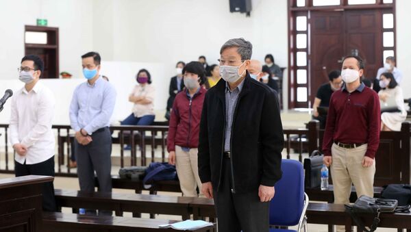 Bị cáo Nguyễn Bắc Son, cựu Bộ trưởng Bộ Thông tin và Truyền thông và các bị cáo nghe Hội đồng xét xử đọc bản tuyên án. - Sputnik Việt Nam