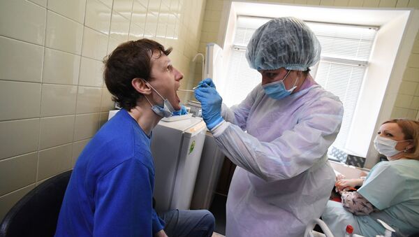 Một bác sĩ làm xét nghiệm coronavirus ở Vladivostok. - Sputnik Việt Nam