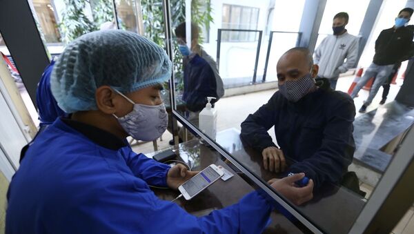 Khu vực sàng lọc, khai báo y tế điện tử cho khách vào bệnh viện.  - Sputnik Việt Nam