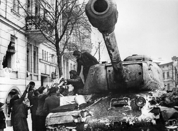 Các cư dân thành phố Poznan của Ba Lan hân hoan chào đón những chiến sĩ giải phóng Liên Xô trên xe tăng IS-2 - Sputnik Việt Nam