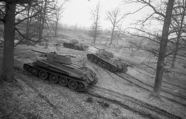 Xe tăng Xô-viết T-34 trên đường tiến công - Sputnik Việt Nam