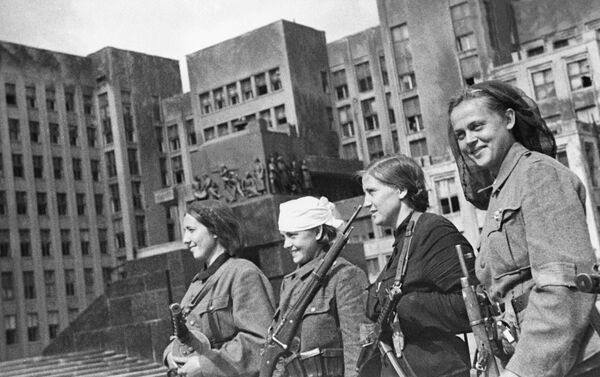 Những đội du kích Belarus trên Quảng trường Lenin ở Minsk, sau khi thành phố được giải phóng khỏi quân xâm lược Đức Quốc xã - Sputnik Việt Nam