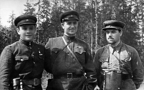 Nhóm các nhà lãnh đạo phong trào du kích ở Belarus. Các anh hùng Liên Xô: Vladimir Lobanok, Roman Machulsky và Ivan Titkov - Sputnik Việt Nam