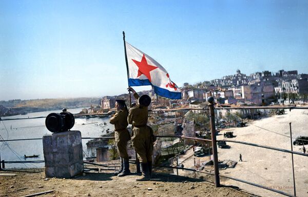 Treo cờ Chiến thắng trên trạm cấp nước, năm 1944 - Sputnik Việt Nam