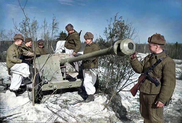 Hồng quân Liên Xô xem súng chống tăng của quân đội Hitler do các chiến sĩ trinh sát mang về, năm 1944 - Sputnik Việt Nam