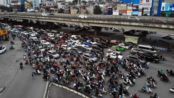 Tắc nghẽn giao thông tại đường Khuất Duy Tiến (ảnh chụp lúc 18 giờ ngày 27/4/2020). - Sputnik Việt Nam