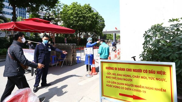 Khu vực cổng vào bệnh viện có chốt trực 24/24, kiểm soát, đo thân nhiệt cho những người vào bệnh viện.  - Sputnik Việt Nam