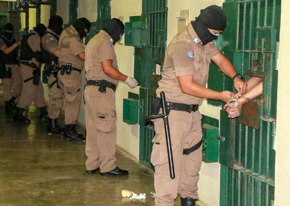 Cảnh sát trước phòng giam giữ  thành viên của các băng đảng tội phạm ở nhà tù Salvador Izalco - Sputnik Việt Nam
