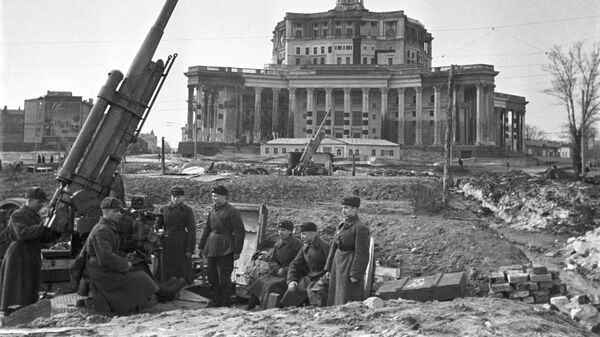 Trận Matxcơva. Tháng 11 năm 1941. Pháo phòng không gần Nhà hát của Quân đội Liên Xô - Sputnik Việt Nam