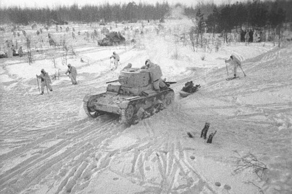 Cuộc phản công của Hồng quân gần Matxcơva. Cảnh từ bộ phim tài liệu “Sự thất bại của quân đội Đức quốc xã gần Matxcơva. Tháng 10 năm 1941 - Tháng 1 năm 1942. Xưởng phim tài liệu trung ương - Sputnik Việt Nam