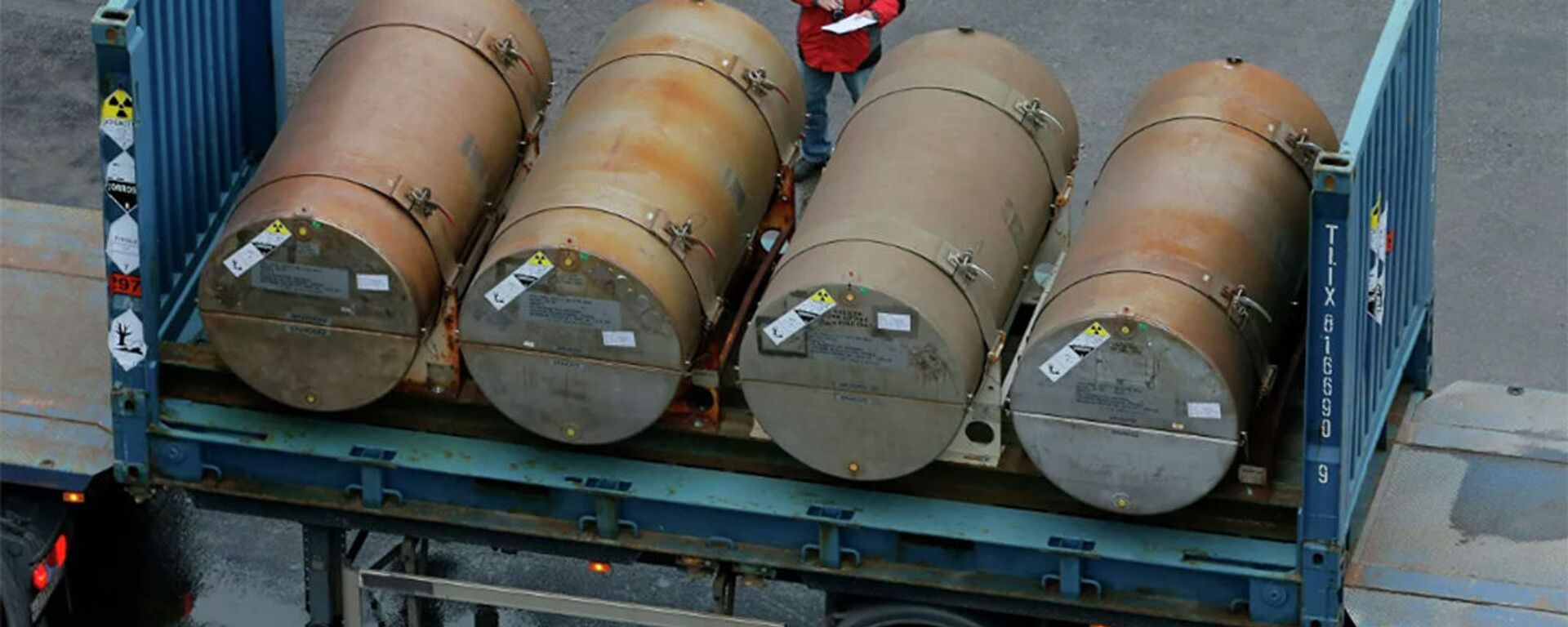 Các thùng chứa uranium làm giàu thấp để sử dụng làm nhiên liệu cho các lò phản ứng hạt nhân tại một cảng ở St. Petersburg, Nga. Lưu trữ hình ảnh - Sputnik Việt Nam, 1920, 08.06.2022