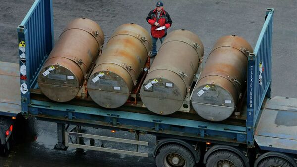 Các thùng chứa uranium làm giàu thấp để sử dụng làm nhiên liệu cho các lò phản ứng hạt nhân tại một cảng ở St. Petersburg, Nga. Lưu trữ hình ảnh - Sputnik Việt Nam