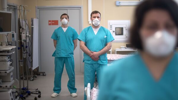 Nhân viên y tế trong phòng chăm sóc đặc biệt của Trung tâm lâm sàng Moscow về các bệnh truyền nhiễm - Sputnik Việt Nam