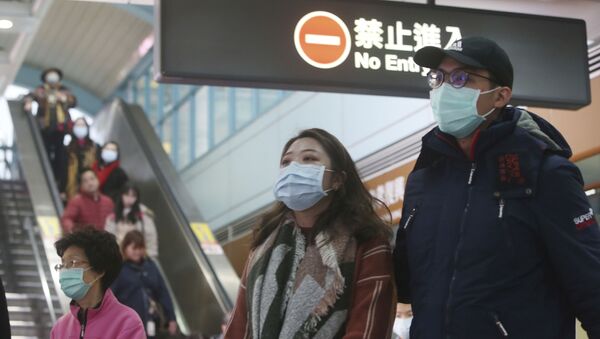 Người dân đeo mặt nạ bảo vệ tại một ga tàu điện ngầm ở Đài Bắc, Đài Loan. - Sputnik Việt Nam