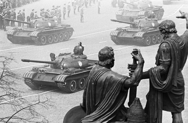 Xe tăng quân sự tại cuộc duyệt binh trên Quảng trường Đỏ kỷ niệm 20 năm Chiến thắng Đức Quốc xã của nhân dân Liên Xô - Sputnik Việt Nam