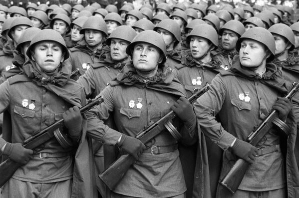 Những người lính mặc đồng phục Hồng quân thời Chiến tranh Vệ quốc vĩ đại duyệt binh trên Quảng trường Đỏ kỷ niệm 40 năm Chiến thắng phát xít Đức của nhân dân Liên Xô - Sputnik Việt Nam