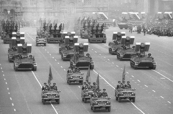 Cuộc duyệt binh trên Quảng trường Đỏ kỷ niệm 40 năm Chiến thắng của nhân dân Liên Xô trong Chiến tranh Vệ quốc vĩ đại chống phát xít Đức - Sputnik Việt Nam