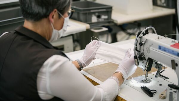 Nhân viên Louis Vuitton may khẩu trang tại Paris, Pháp - Sputnik Việt Nam