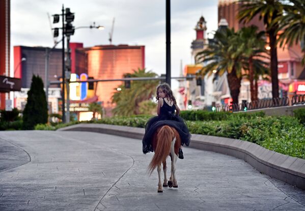 Cô bé cưỡi ngựa lùn pony trên phố Las Vegas - Sputnik Việt Nam